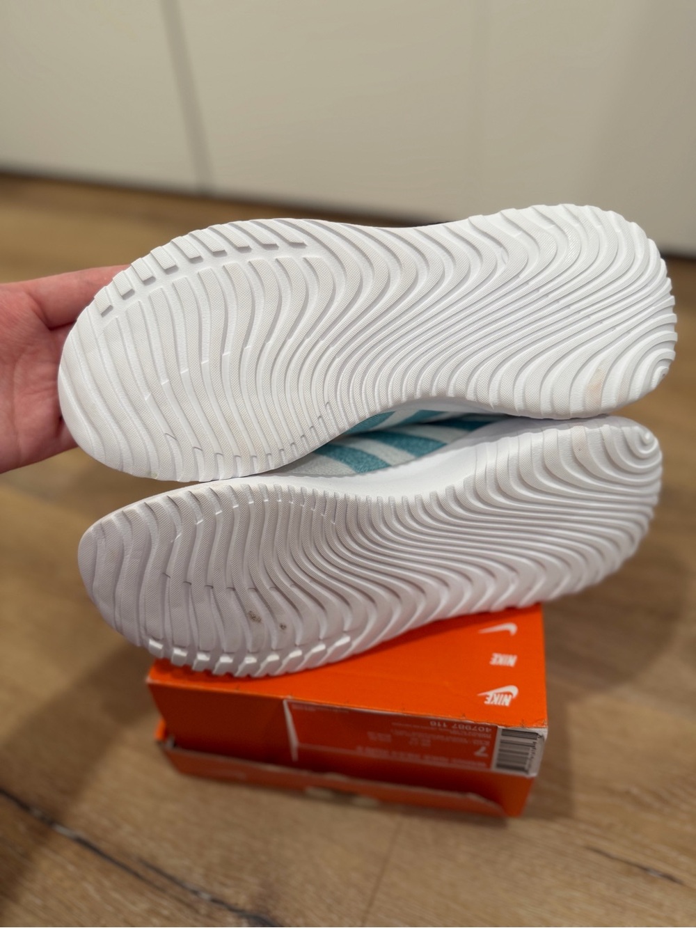 Adidas Women’s Size 6 White & Teal Lightweight Sneakers - Picture 7 of 8